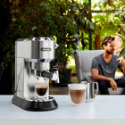 Cafetera de Espresso y Cappuccino Tipo Barista dedica Plata Delonghi