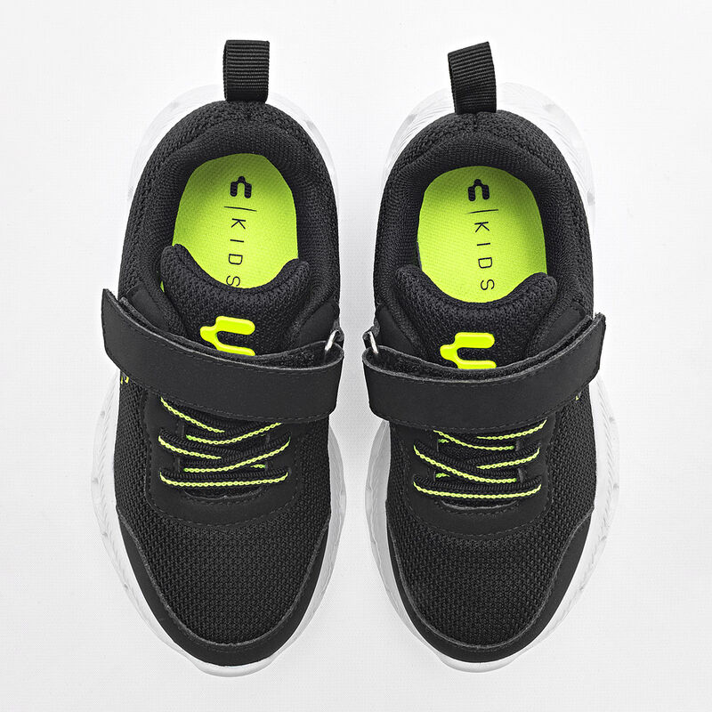 Charly Tenis deportivo para ni&ntilde;o negro, walking... image number null
