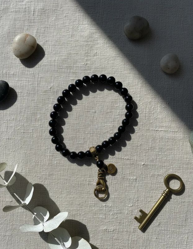 Pulsera Negra De &Aacute;gatas Con Dije Met&aacute;lico De Ma... image number null