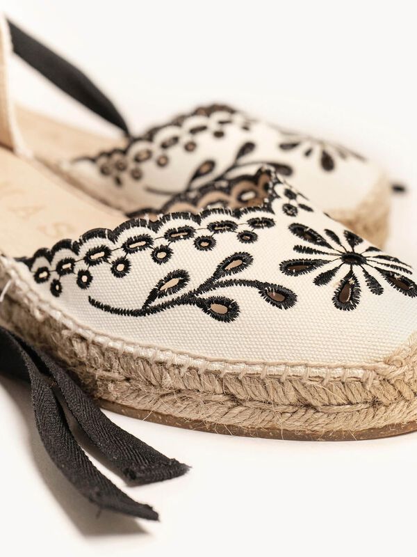 Alpargata Romero Cu&ntilde;a Baja Lona Bordada Negra image number null