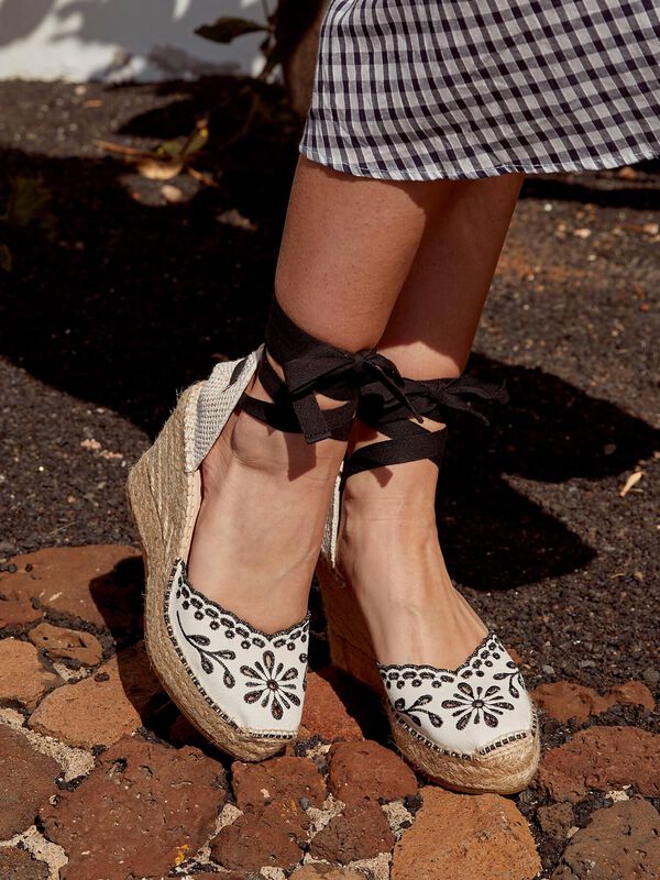 Romero Cu&ntilde;a Alta Lona Bordada Negra image number null