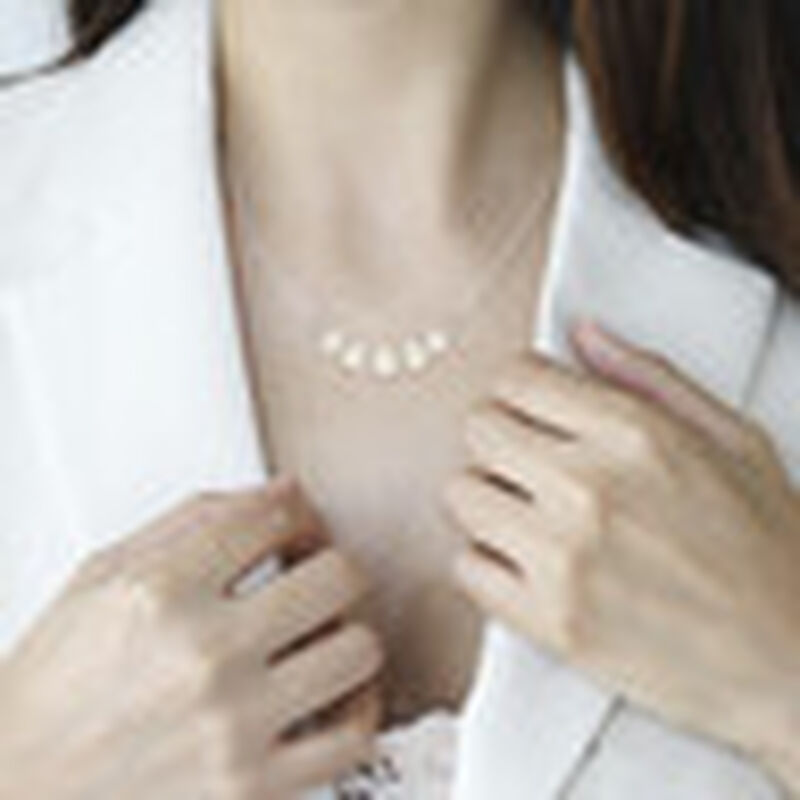 Collar de Cadena de Plata y 5 Perlas Cultivadas image number null