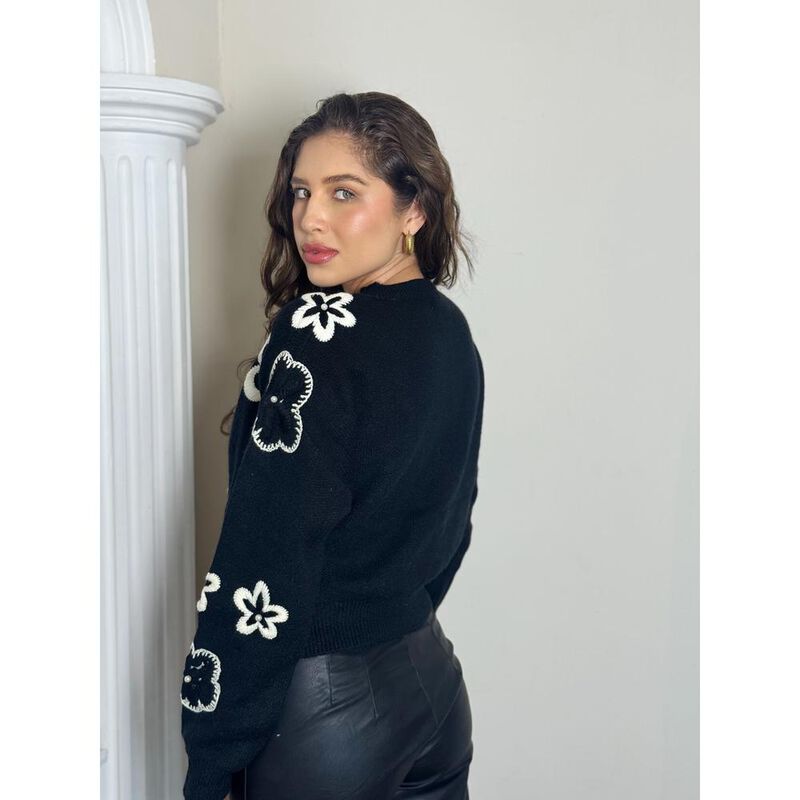 Su&eacute;ter flor bordada. image number null