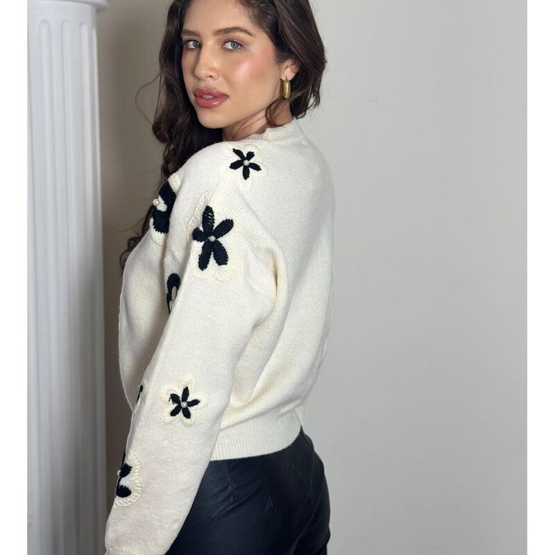 Su&eacute;ter flor bordada. image number null