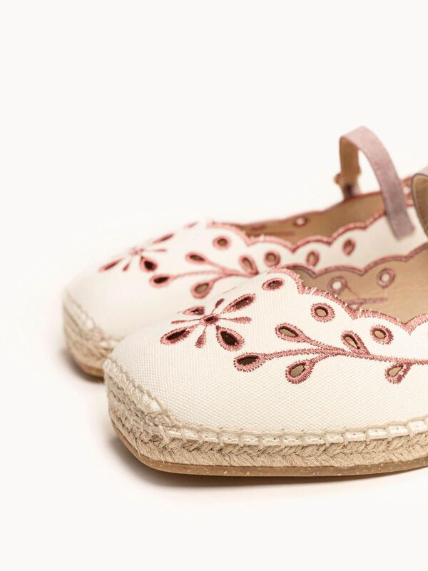 Campanilla Lona Bordada Granate image number null