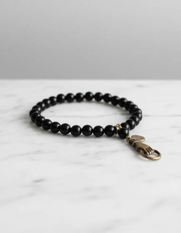 Pulsera Negra De &Aacute;gatas Con Dije Met&aacute;lico De Ma... image number null