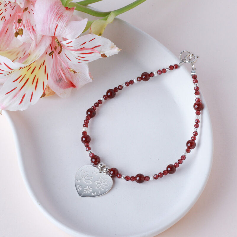 Pulsera Querer de Granate Natural y Coraz&oacute;n de ... image number null