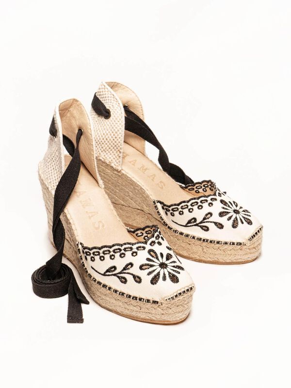 Romero Cu&ntilde;a Alta Lona Bordada Negra image number null