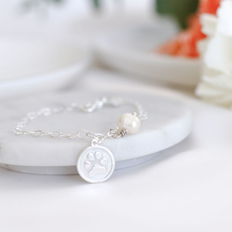 Pulsera cadena con charm Huellas de plata y per... image number null