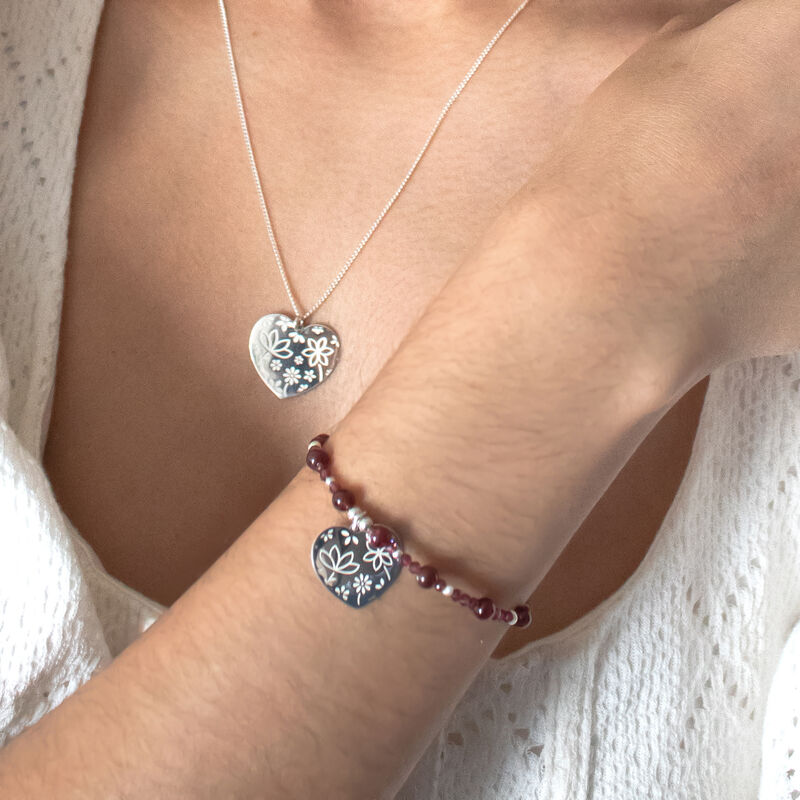 Pulsera Querer de Granate Natural y Coraz&oacute;n de ... image number null