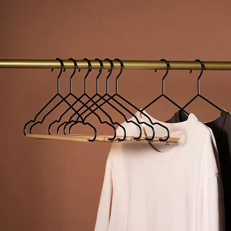 Ganchos met&aacute;licos para ropa con base de madera ... image number null