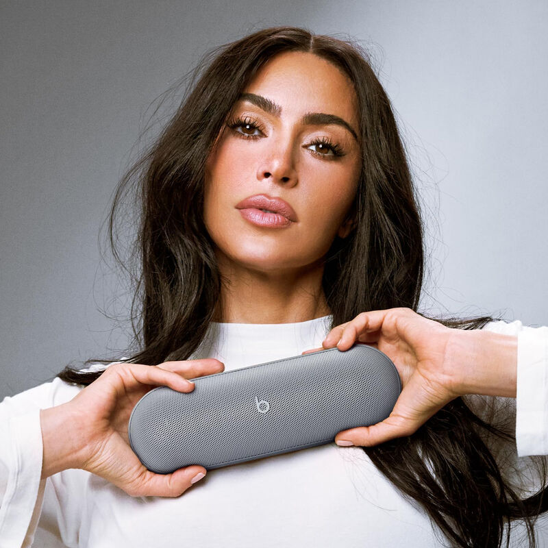 Beats Pill X Kim Kardashian Gris Oscuro image number null