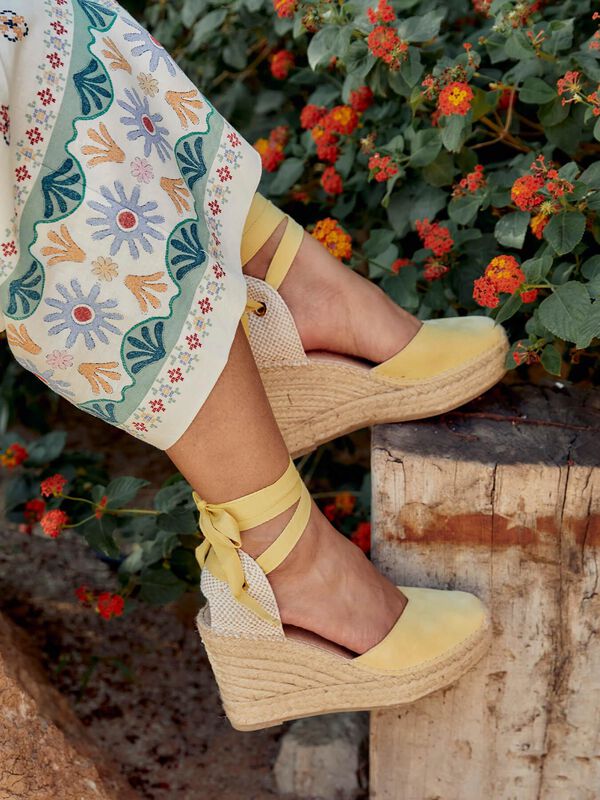 Alpargata de Cu&ntilde;a Alta Romero Amarilla image number null