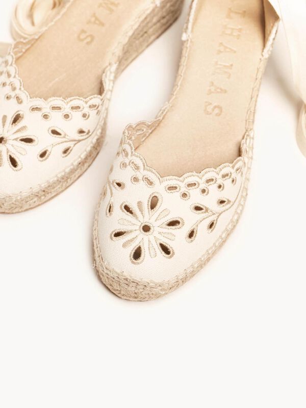 Alpargata Romero Cu&ntilde;a Baja Lona Bordada Crudo image number null