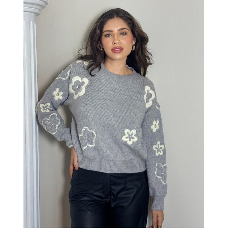 Su&eacute;ter flor bordada. image number null