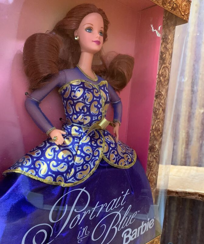 Mu&ntilde;eca Barbie Retrato En Azul Edici&oacute;n Especial image number null