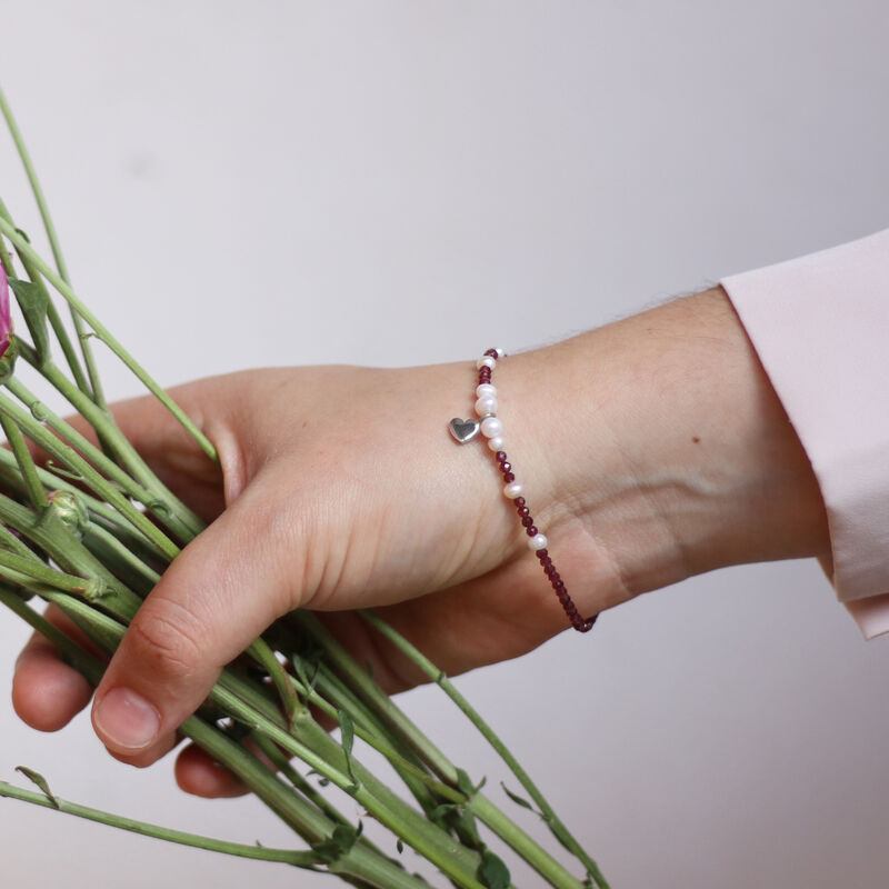 Pulsera granate y perlas con coraz&oacute;n de plata image number null