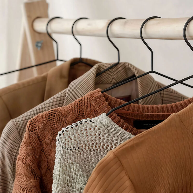 Ganchos met&aacute;licos para ropa con base de madera ... image number null