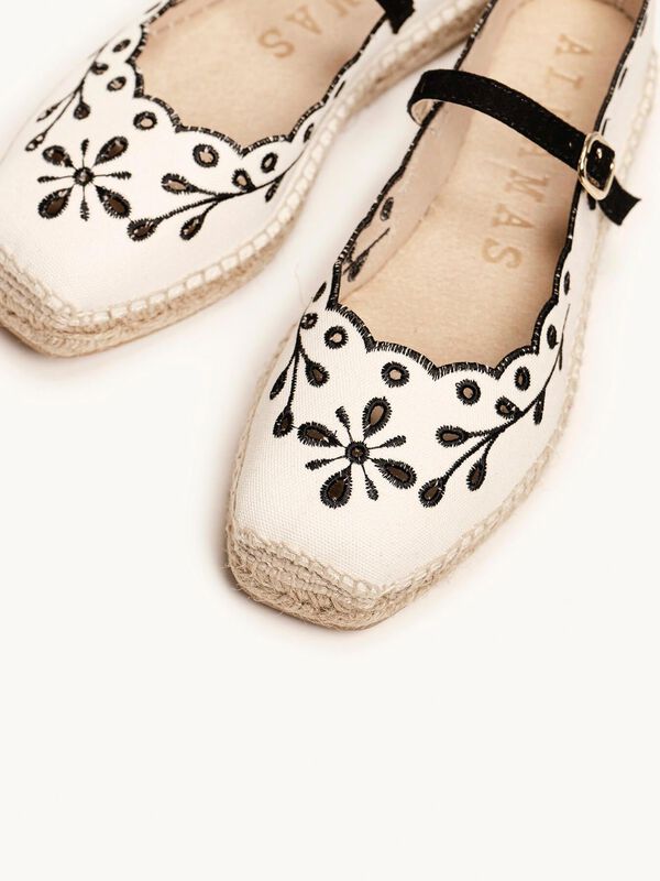 Campanilla Lona Bordada Negro image number null