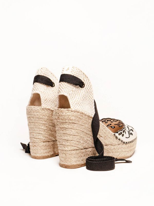 Romero Cu&ntilde;a Alta Lona Bordada Negra image number null