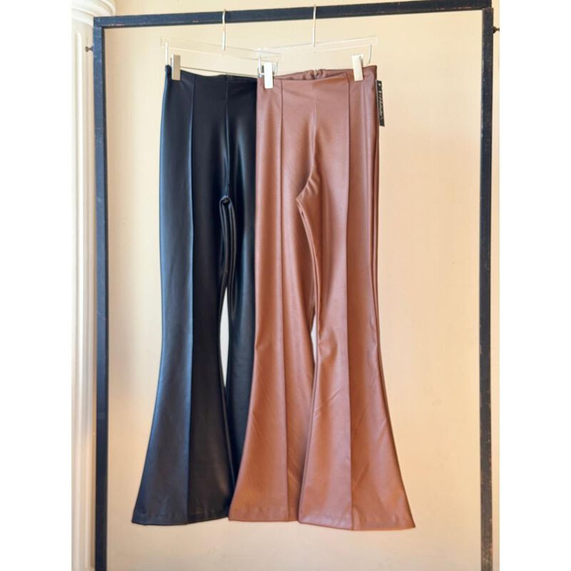 Pantalón vinipiel acampanado image number null