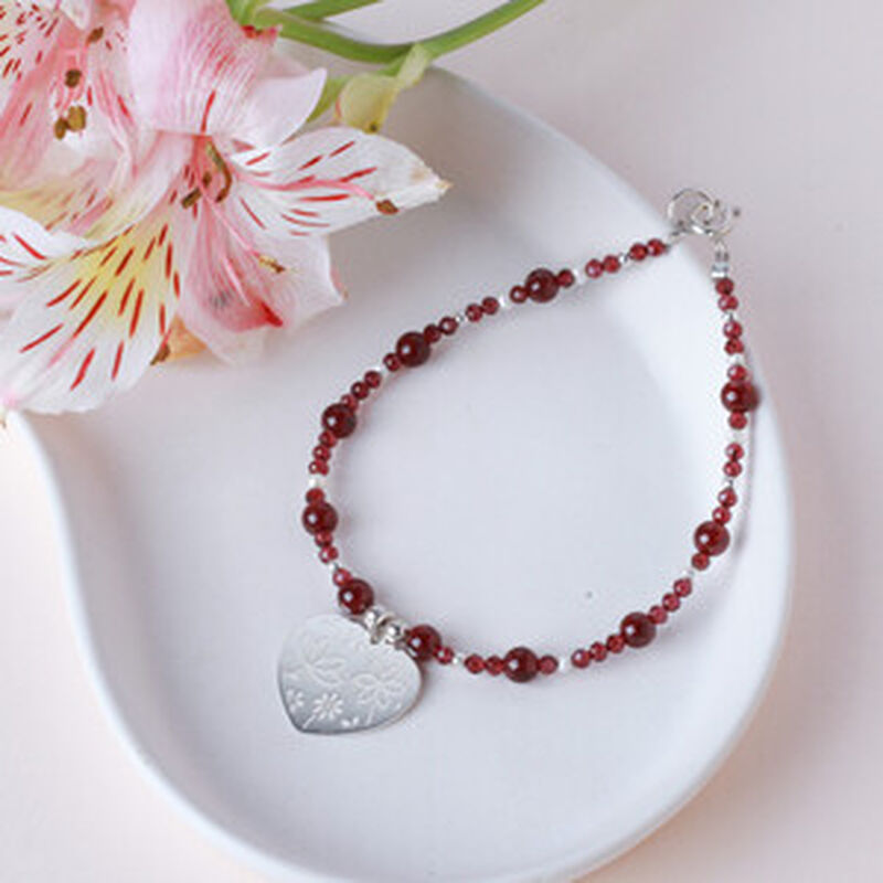 Pulsera Querer de Granate Natural y Coraz&oacute;n de ... image number null