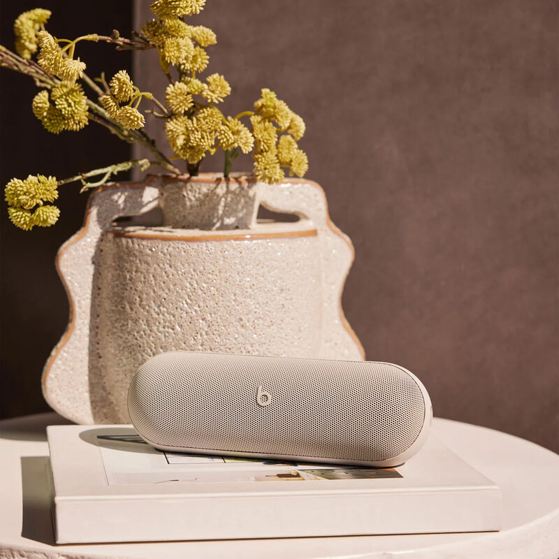 Bocina Beats Pill X Kim Kardashian Gris Claro image number null